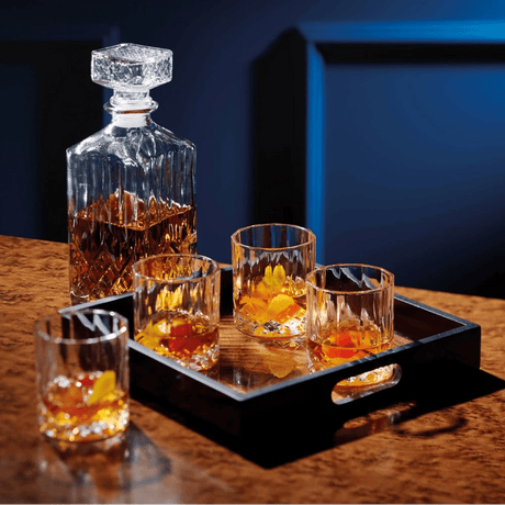 Karaffelsett i slipt glass med fire whiskyglass - Lindas Dekor Drikkesett