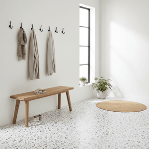 Sirocco Soft Terrazzo gulvfliser montert i nordisk moderne gang med naturlig lys. - Lindas dekor
