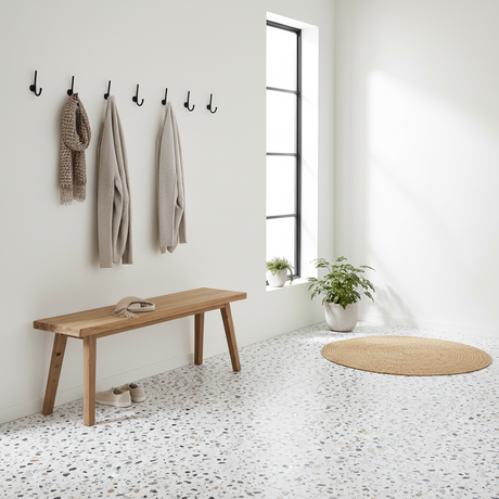 Sirocco Soft Terrazzo gulvfliser montert i nordisk moderne gang med naturlig lys. - Lindas dekor