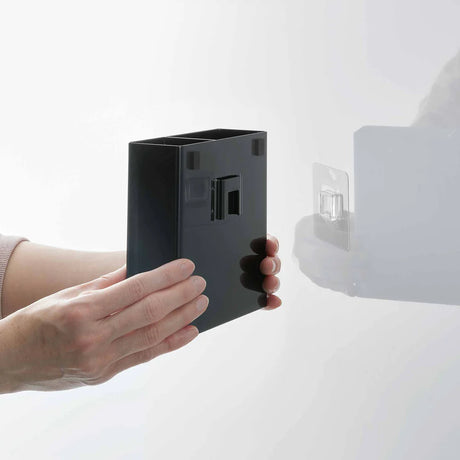 Selvklebende redskapsholder til kjøkken montert ved vask for enkel tilgang