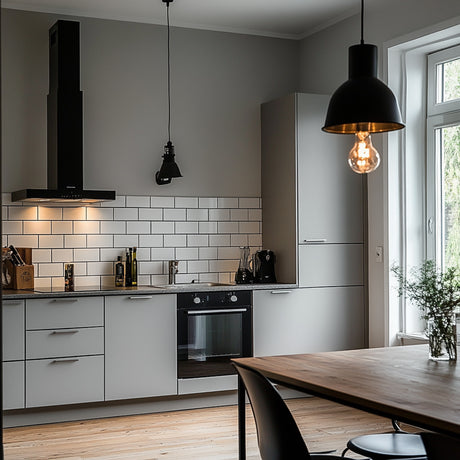 Moderne kjøkken med Uni Matt Grå kontaktplast på skapdørene og hvite fliser som gir et stilrent og tidløst uttrykk