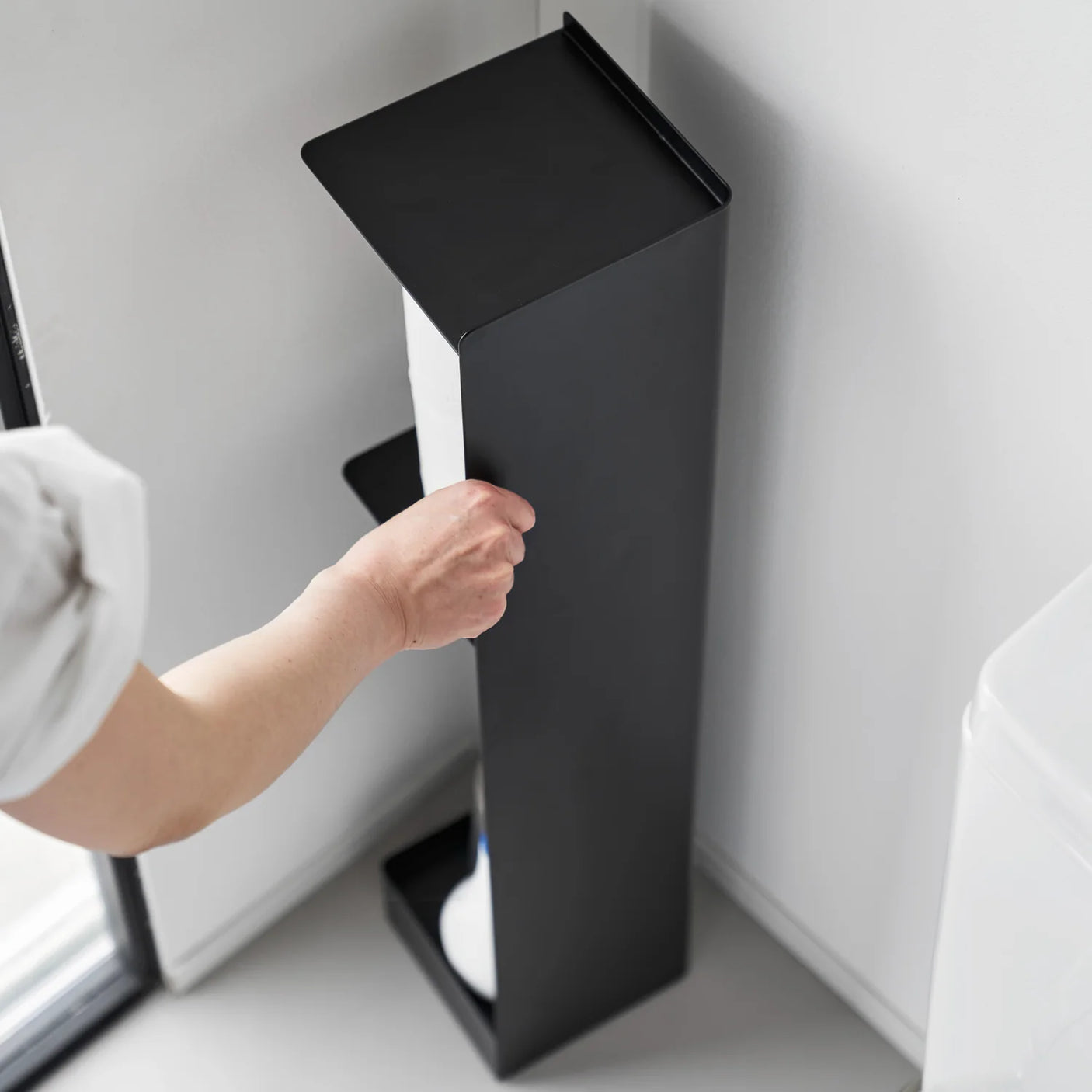 Plassbesparende baderomshylle med skjulte hjul og lukket design