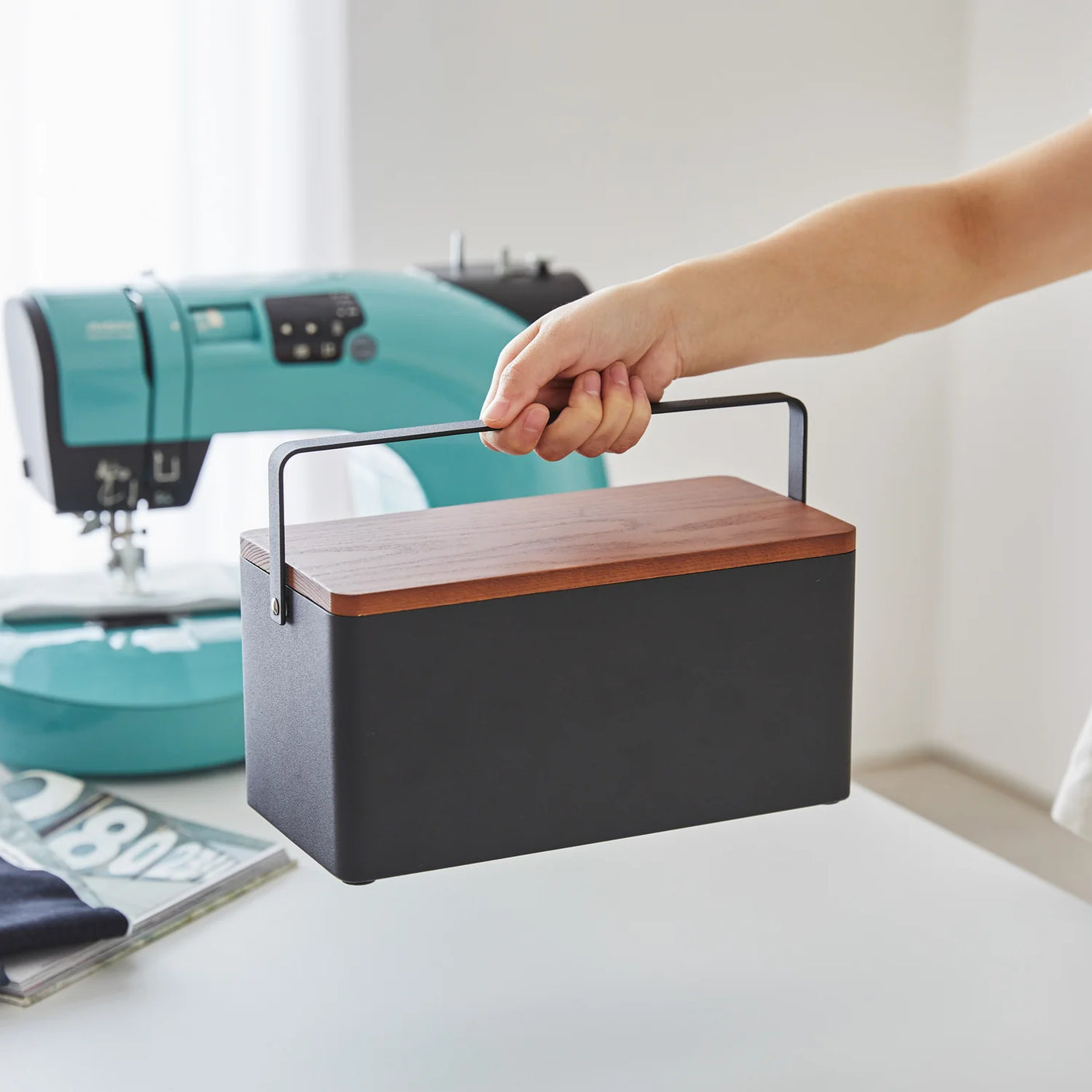 Praktisk syboks i metall med naturlig trelokk og rom for småting