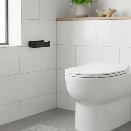 Ume Black i moderne baderom med hvite fliser