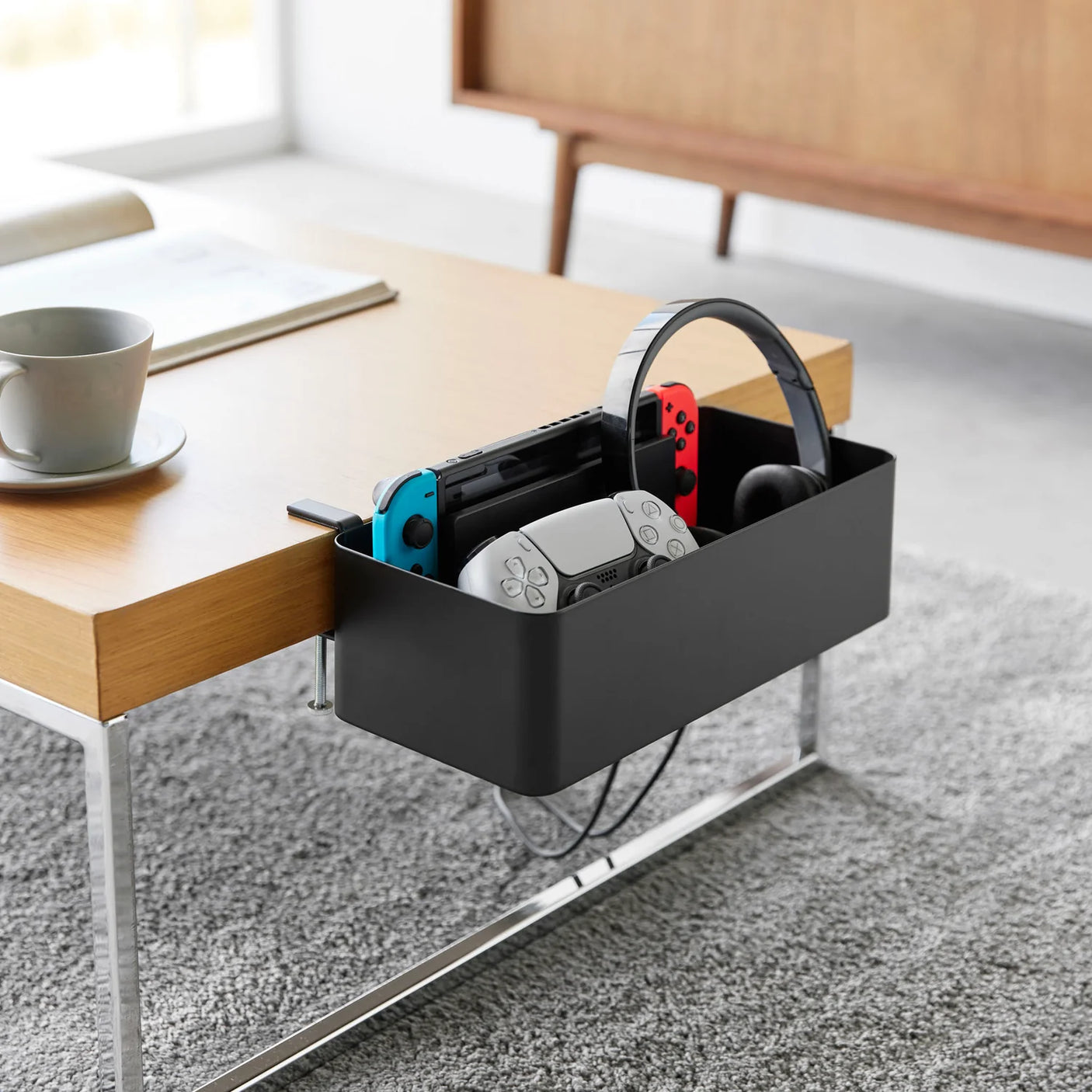 Svart oppbevaringskurv til møbelkant med justerbare skruer