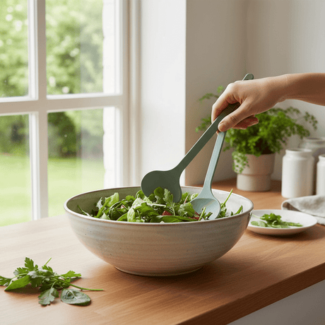 Mepal Silueta salatbestikk i nordisk sage, använd till servering av grön sallad
