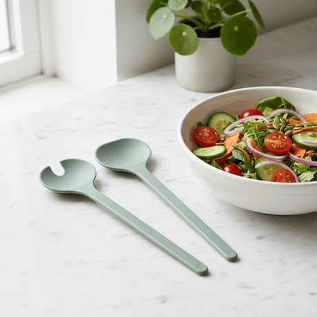 Prototyp salatsked och salatgaffel från Mepal Silueta i matt nordisk sage