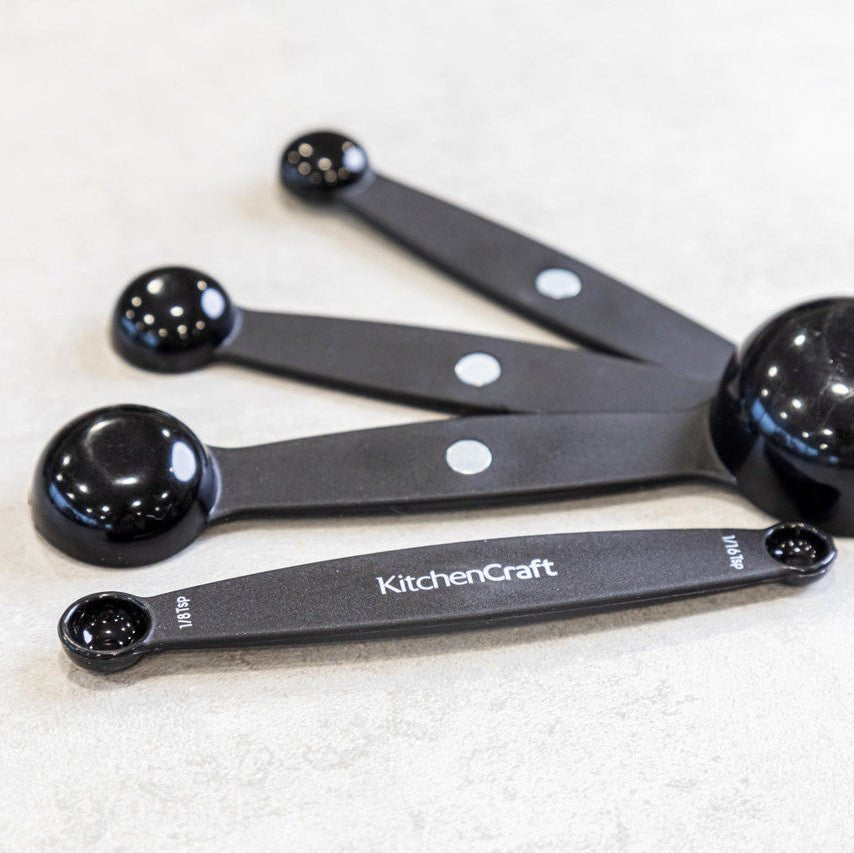 Mätskedsset från KitchenCraft som används för exakt mätning av ingredienser