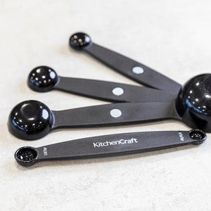 Mätskedsset från KitchenCraft som används för exakt mätning av ingredienser