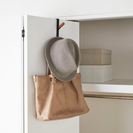 Praktisk over døren knaggrekke til håndklær og klær