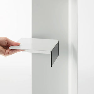 Plassbesparende baderomshylle med skjulte hjul og lukket design