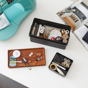 Oppbevaring til sytilbehør i svart boks med innvendig brett