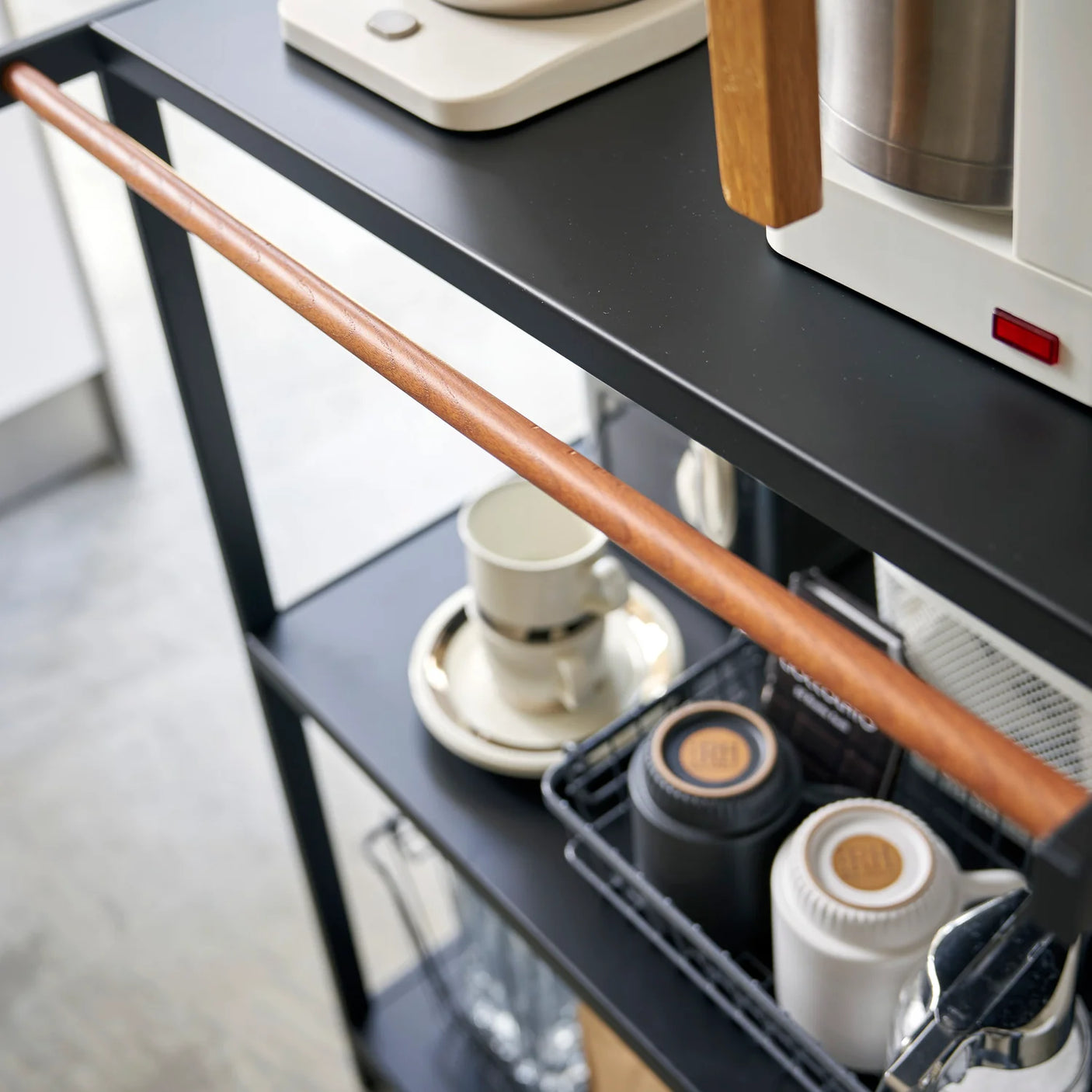 Kjøkkenhylle i sort stål med tre hyller og kroker til redskaper