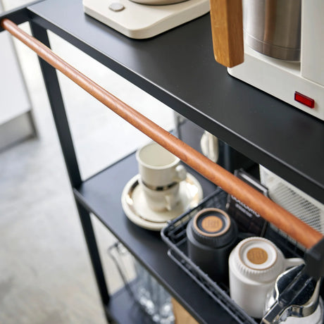 Kjøkkenhylle i sort stål med tre hyller og kroker til redskaper