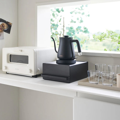 Sort kjøkkenorganisator med skuff og toppflate til benkeplate