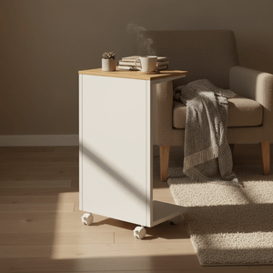 Yamazaki Tower sidobord vitt med naturfärgad träplåt och hjul, centrerat på varm beige bakgrund med mjukt sidoljus – stämningsfullt produktbild