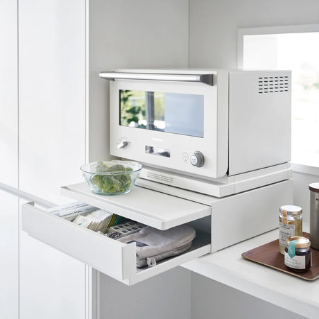 Benkoppbevaring med uttrekkbar hylle og topplate til brødrister og kaffemaskin