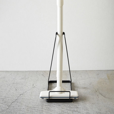 Praktisk støvsugeroppbevaring i svart metall til vaskerom og bod