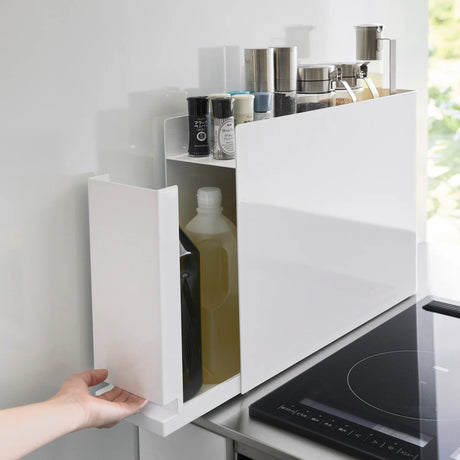 hvit kjøkkenorganizer med topplate og smal oppbevaringsløsning