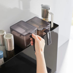 Svart krydderstativ med skjult oppbevaring for ryddigere kjøkkenbenk