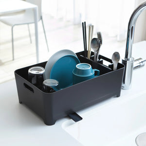 Svart dryppkurv til kjøkkenvask med bestikkholder og roterbar tut