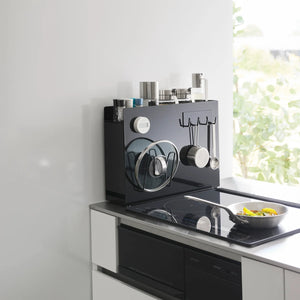 Krydderoppbevaring i svart stål med skjult skuff til glass og flasker