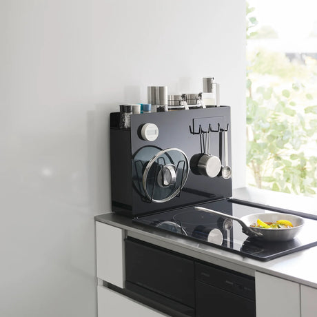 Krydderoppbevaring i svart stål med skjult skuff til glass og flasker