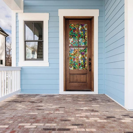 Statisk vindusfolie med blyglass-mønster montert på vindu, slipper inn naturlig lys"