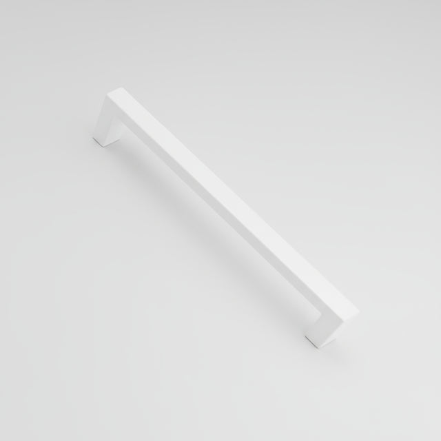 Håndtak i hvit matt metall montert på kjøkkenskuff fra Lindas Dekor