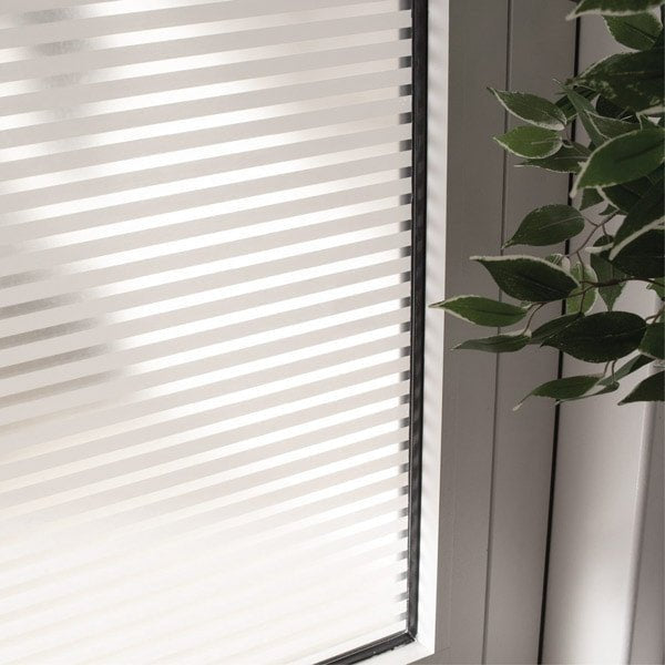 Static vindusfolie med stripemønster på glassvegger
