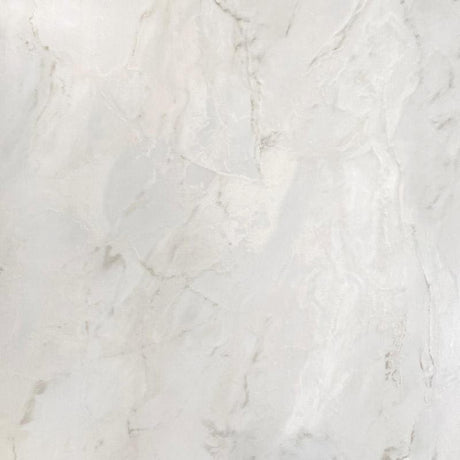 Selvklebende folie med hvit marmorimitasjon på bord
