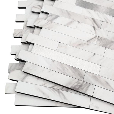 Oppgrader veggen med lysegrå marmorfliser uten verktøy.