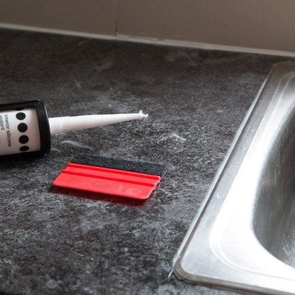 Mørk betong kontaktplast til vegg – industriell stil med naturlig struktur
