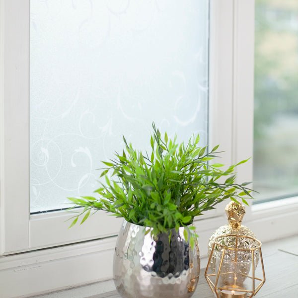 Static Scroll Flower vindusfolie i bruk – naturlig lys med privatliv