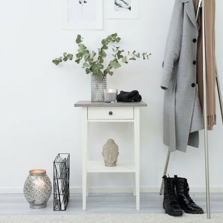 Møbel med perlegrå kontaktplast på toppflaten