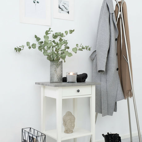 Møbelplate i perlegrå kontaktplast med vase som dekor