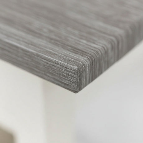 Rull med perlegrå kontaktplast i trestruktur