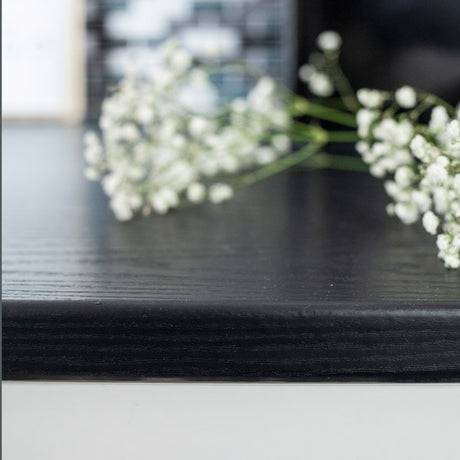 Kontaktplast med sort, nøytral farge og subtilt treverkspreg.

