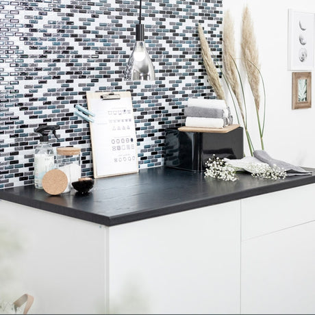 Treverk sort matt kontaktplast brukt til oppgradering av kjøkkenfronter.