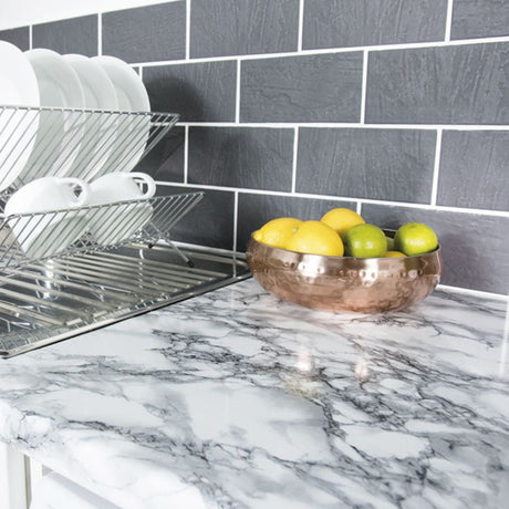 Marmor hvit/sort kontaktplast – dramatisk marmorfolie med sorte årer til kjøkkenbenk
