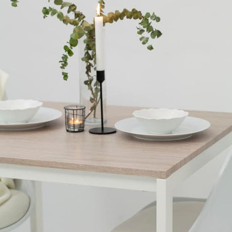 Santana Eik Kalk kontaktplast rullet ut på en flat overflate.