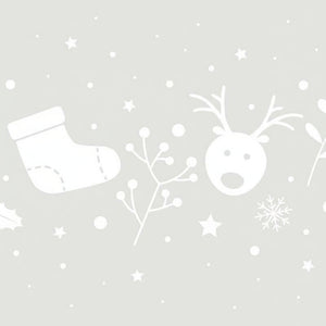 Frostet vindusfolie med reinsdyr og snøkrystaller i vinterlys