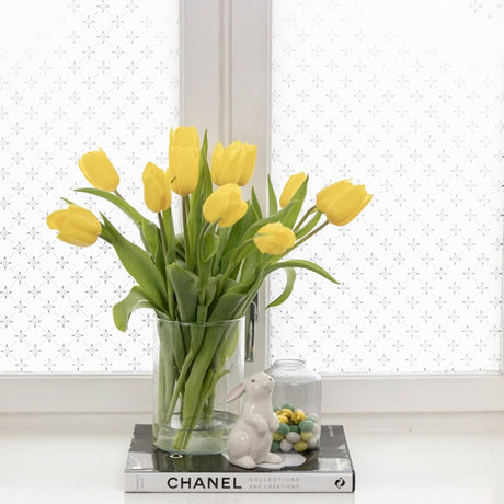 Vindusfolie med blomstermønster montert på vindu – skjermer innsyn og slipper inn naturlig lys
