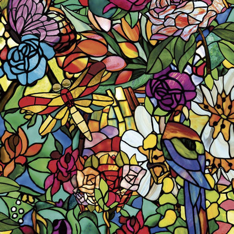 Nærbilde av Tulia vindusfolie med dekorativt blomstermotiv i varme farger