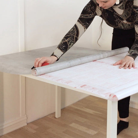 Kontaktplast med mikrosement-tekstur i lys grå betongfarge
