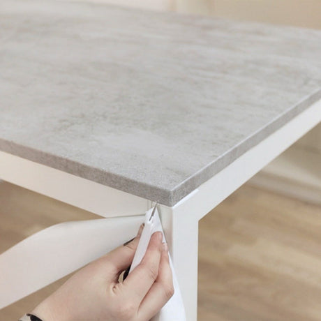 Kontaktplast betong grå montert på møbeloverfate
