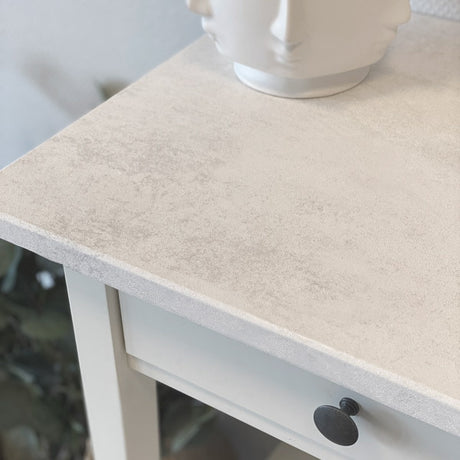 "Baderomvegg fornyet med mikrosement hvit kontaktplast selvklebende folie betong effekt moderne bad"

