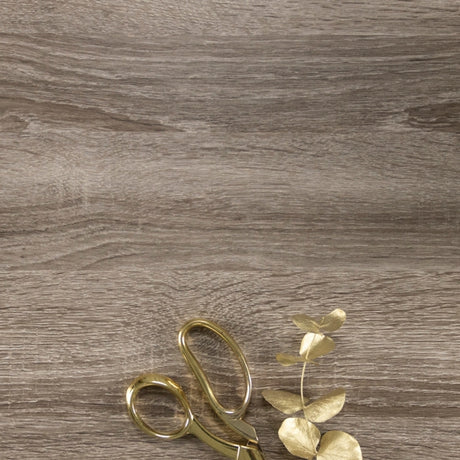 Eik kontaktplast detalj – imiterer ekte eik med nøytral brunfarge
