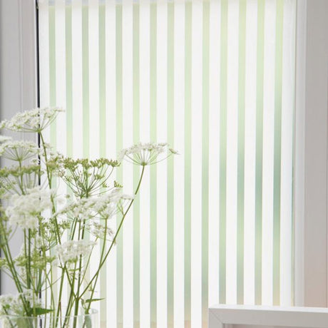 Linia vindusfolie montert på baderomsglass med lysgjennomgang
