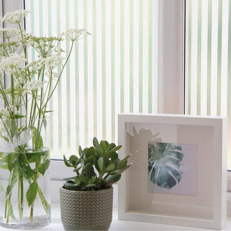 Vindusfolie med vertikale striper på statisk festemetode
